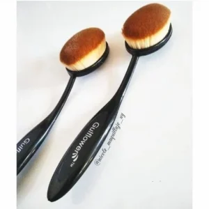 Brocha oval tamaño grande, ideal para aplicar bases líquidas